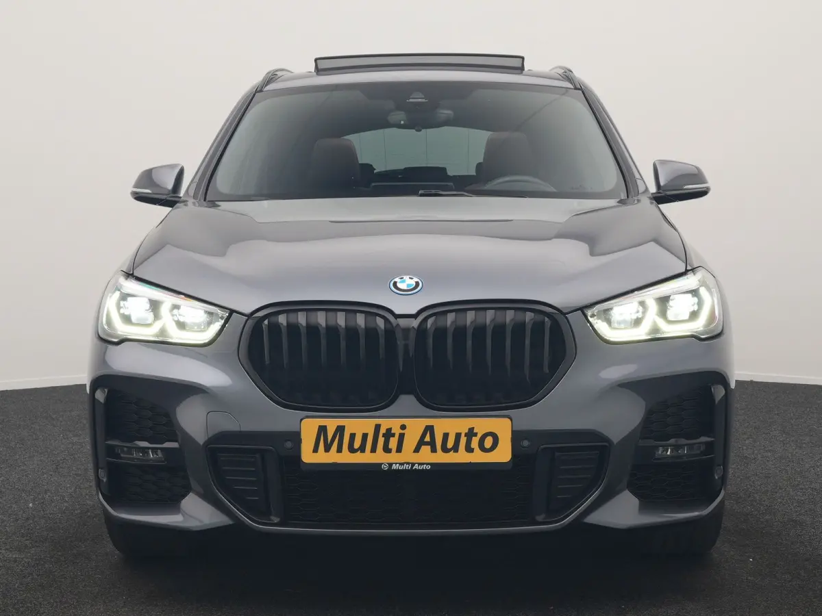 xDrive25e M Sport PHEV 221pk Dealer O.H. | Trekhaak Afn. | Panodak | Head Up | Adaptive Cruise | Camera | Lederen Sportstoelen Memory & Verwarmd | Keyless | Sfeerverlichting | Navigatie | DA