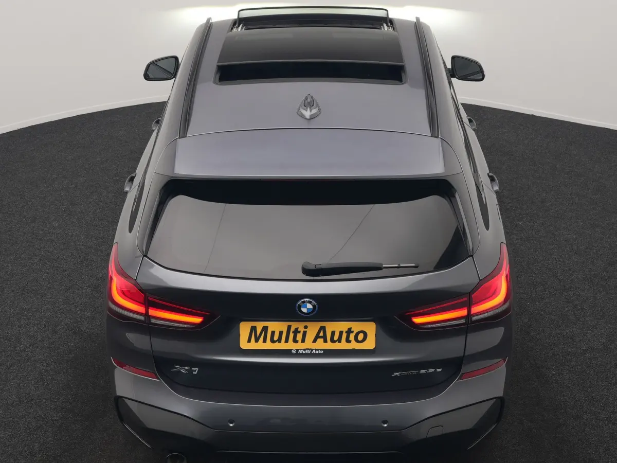 xDrive25e M Sport PHEV 221pk Dealer O.H. | Trekhaak Afn. | Panodak | Head Up | Adaptive Cruise | Camera | Lederen Sportstoelen Memory & Verwarmd | Keyless | Sfeerverlichting | Navigatie | DA