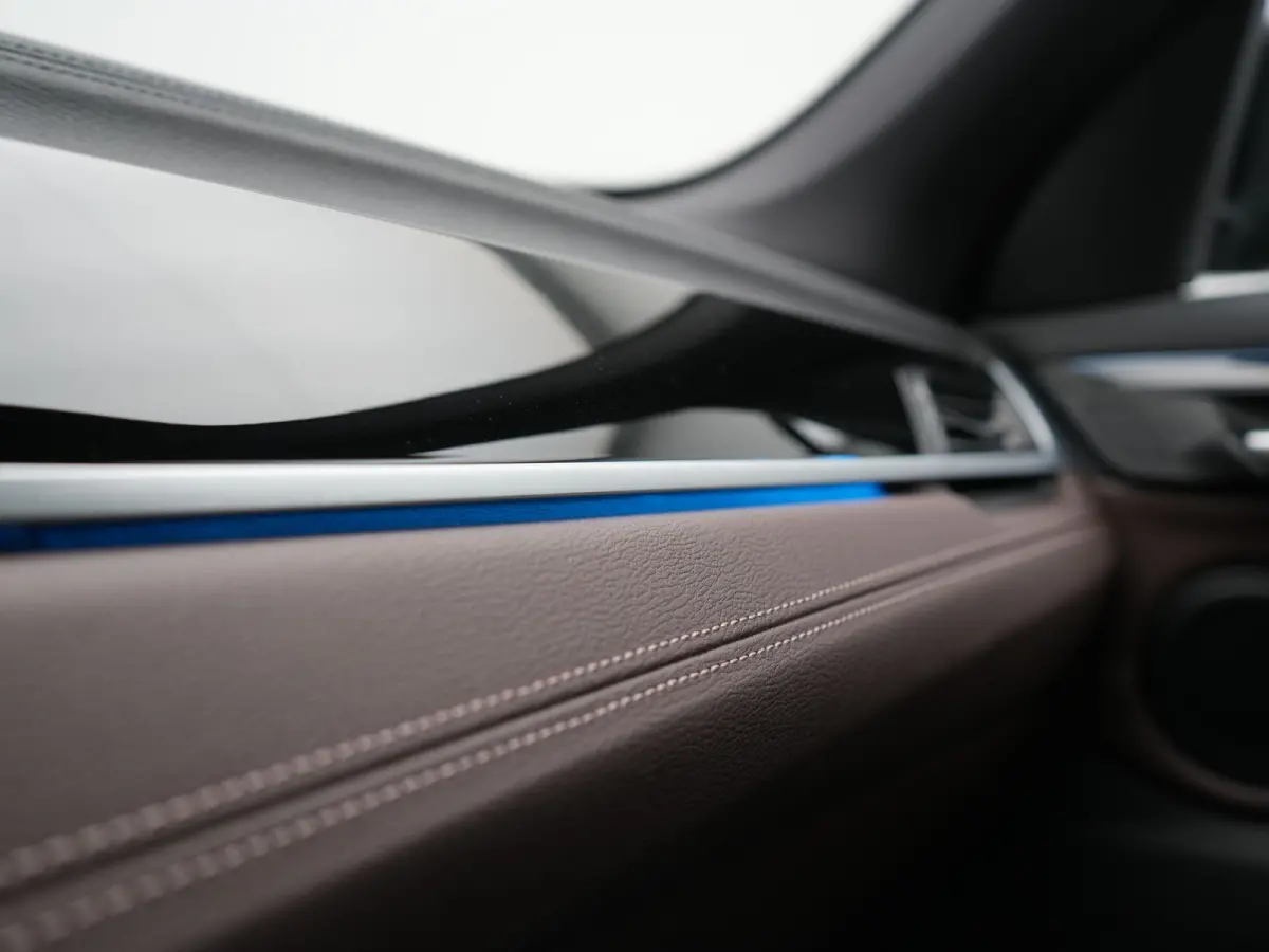 xDrive25e M Sport PHEV 221pk Dealer O.H. | Trekhaak Afn. | Panodak | Head Up | Adaptive Cruise | Camera | Lederen Sportstoelen Memory & Verwarmd | Keyless | Sfeerverlichting | Navigatie | DA