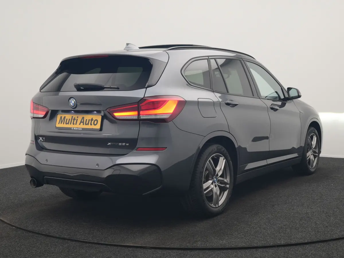 xDrive25e M Sport PHEV 221pk Dealer O.H. | Trekhaak Afn. | Panodak | Head Up | Adaptive Cruise | Camera | Lederen Sportstoelen Memory & Verwarmd | Keyless | Sfeerverlichting | Navigatie | DA