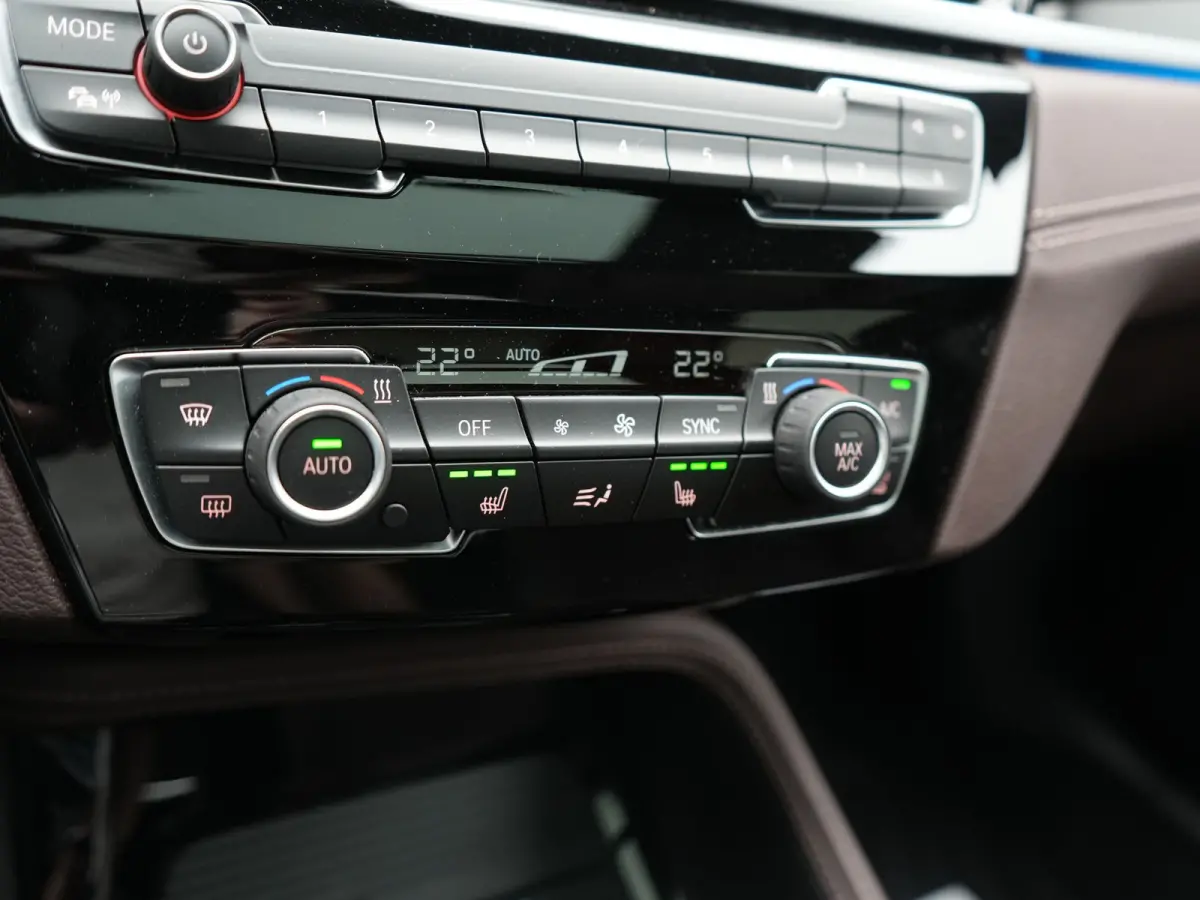 xDrive25e M Sport PHEV 221pk Dealer O.H. | Trekhaak Afn. | Panodak | Head Up | Adaptive Cruise | Camera | Lederen Sportstoelen Memory & Verwarmd | Keyless | Sfeerverlichting | Navigatie | DA