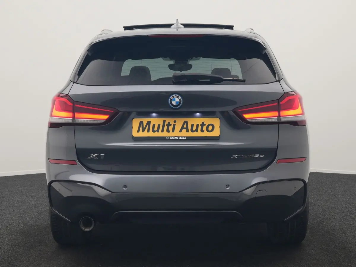 xDrive25e M Sport PHEV 221pk Dealer O.H. | Trekhaak Afn. | Panodak | Head Up | Adaptive Cruise | Camera | Lederen Sportstoelen Memory & Verwarmd | Keyless | Sfeerverlichting | Navigatie | DA