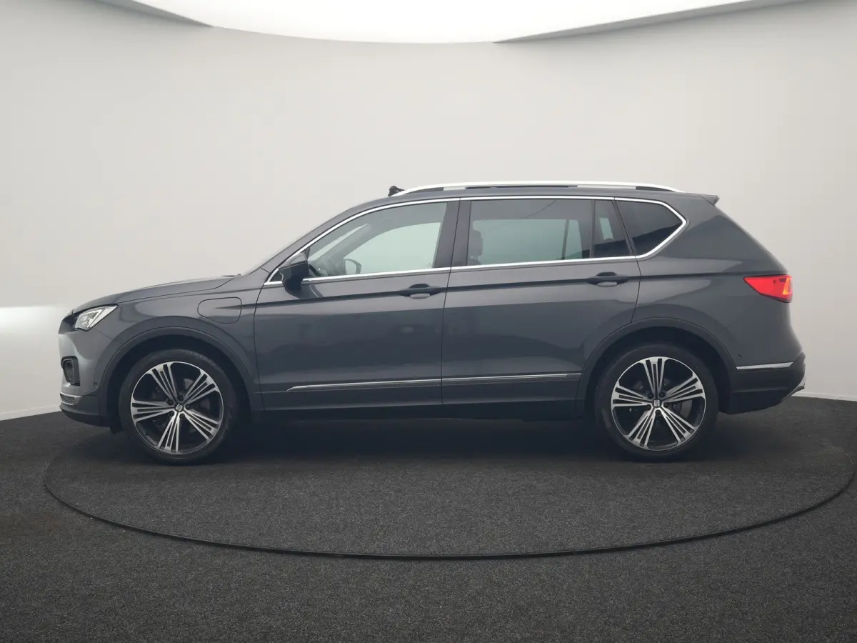 1.4 TSI e-Hybrid Xcellence PHEV 245pk Dealer O.H. | Panodak | Adaptive Cruise | 360 Camera | Sfeerverlichting | Voorstoelen Verwarmd | Keyless | Blis | Apple Carplay | Navigatie | DAB | Plug