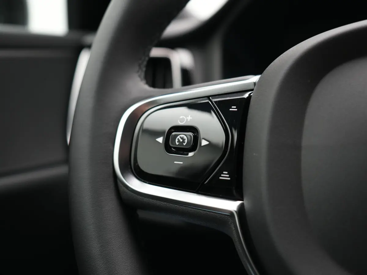 T6 AWD Plus Dark LONG RANGE PHEV 350pk Dealer O.H. | Trekhaak Af Fabriek | Camera | Sportstoelen Memory & Verwarmd | Stuur Verwarmd | Apple Carplay | Keyless | DAB | Cruise Control | Plug In