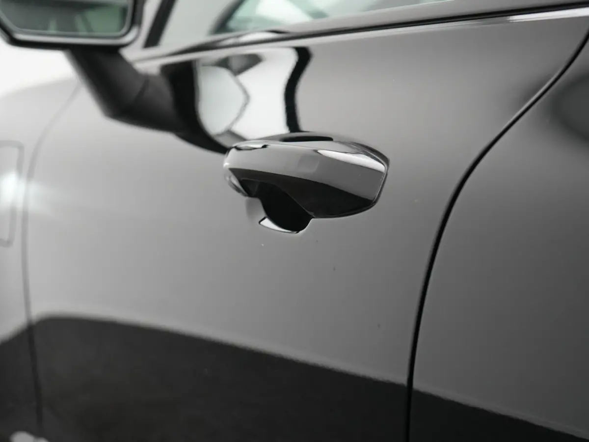T6 AWD Plus Dark LONG RANGE PHEV 350pk Dealer O.H. | Trekhaak Af Fabriek | Camera | Sportstoelen Memory & Verwarmd | Stuur Verwarmd | Apple Carplay | Keyless | DAB | Cruise Control | Plug In
