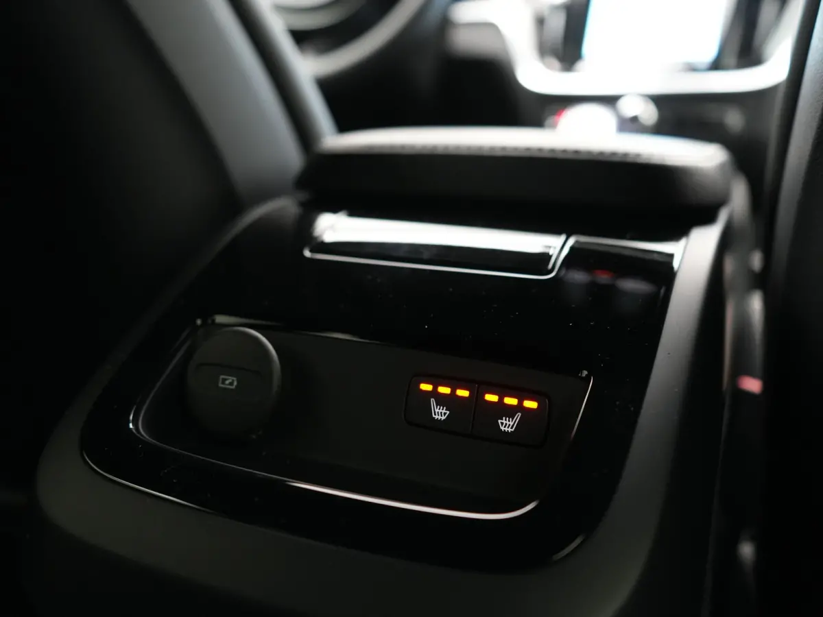 T6 AWD Plus Dark LONG RANGE PHEV 350pk Dealer O.H. | Trekhaak Af Fabriek | Camera | Sportstoelen Memory & Verwarmd | Stuur Verwarmd | Apple Carplay | Keyless | DAB | Cruise Control | Plug In
