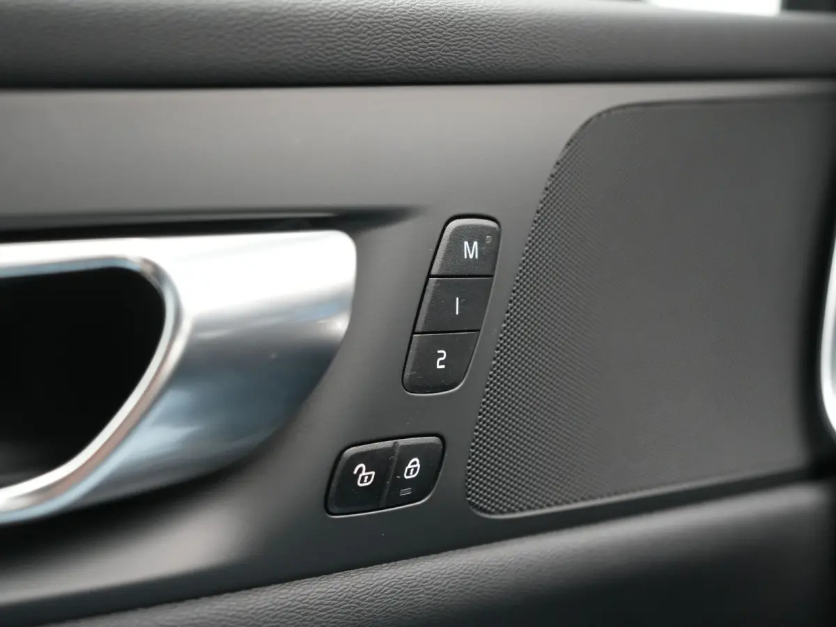 T6 AWD Plus Dark LONG RANGE PHEV 350pk Dealer O.H. | Trekhaak Af Fabriek | Camera | Sportstoelen Memory & Verwarmd | Stuur Verwarmd | Apple Carplay | Keyless | DAB | Cruise Control | Plug In