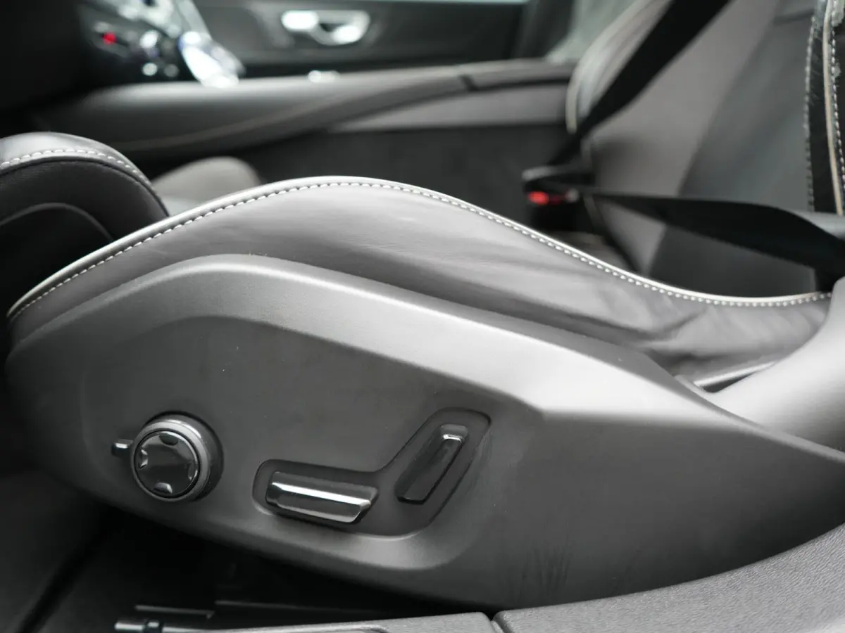 T6 AWD Plus Dark LONG RANGE PHEV 350pk Dealer O.H. | Trekhaak Af Fabriek | Camera | Sportstoelen Memory & Verwarmd | Stuur Verwarmd | Apple Carplay | Keyless | DAB | Cruise Control | Plug In