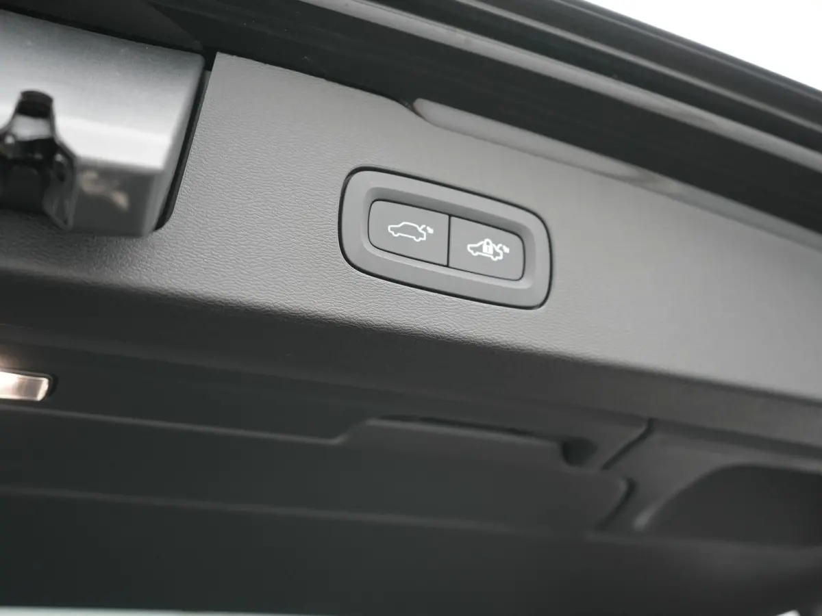 T6 AWD Plus Dark LONG RANGE PHEV 350pk Dealer O.H. | Trekhaak Af Fabriek | Camera | Sportstoelen Memory & Verwarmd | Stuur Verwarmd | Apple Carplay | Keyless | DAB | Cruise Control | Plug In
