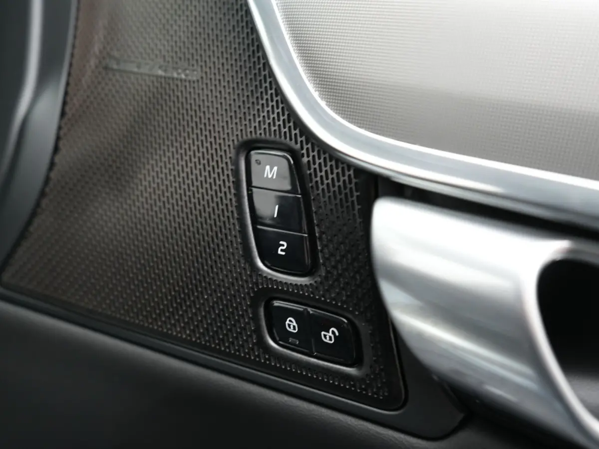 T6 AWD Plus Bright LONG RANGE PHEV 350pk Dealer O.H. | Trekhaak Af Fabriek | Panodak | Adaptive Cruise | Camera | Harman / Kardon | Lederen Sportstoelen Memory & Verwarmd | Keyless | Blis | 