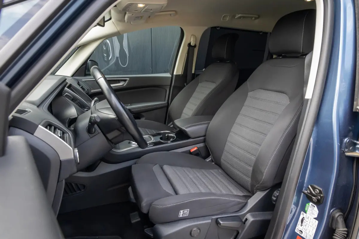 Hybrid Titanium | Automaat | Camera | AGR-stoel | Privacy-glass | Winter-pack | Adaptieve cruise | dodehoek detectie