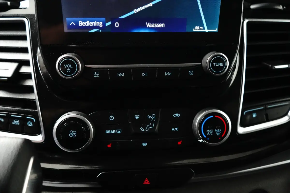 Tourneo 320 L1 Tourneo Titanium | 8-persoons | Camera | Stoelverwarming | Cruise Control