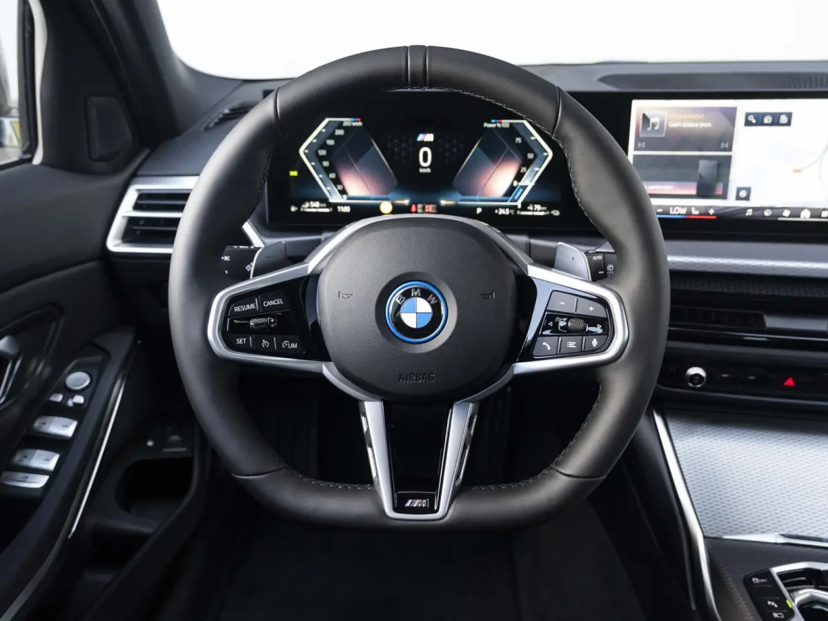 330e | M Sportpakket | Comfort Pack | 18 inch | Comfort Access | Stoelverwarming | HiFi Audiosysteem | Trekhaak