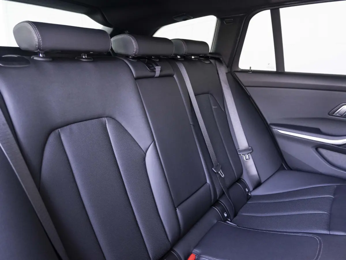 330e | M Sportpakket | Comfort Pack | 18 inch | Comfort Access | Stoelverwarming | HiFi Audiosysteem | Trekhaak