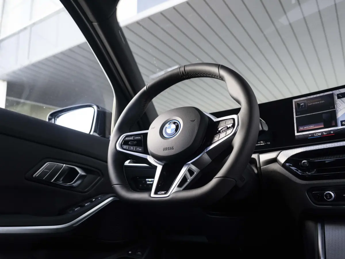 330e | M Sportpakket | Comfort Pack | 18 inch | Comfort Access | Stoelverwarming | HiFi Audiosysteem | Trekhaak