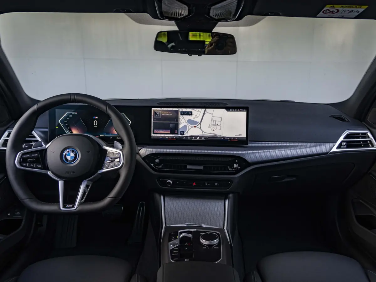 330e | M Sportpakket | Comfort Pack | 18 inch | Comfort Access | Stoelverwarming | HiFi Audiosysteem | Trekhaak