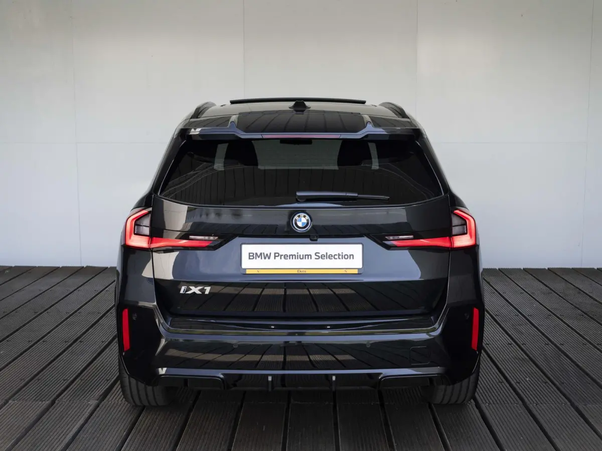 eDrive20 | M Sportpakket Pro | Premium Pack | Travel Pack | 19 inch | M Adaptief onderstel | Glazen panoramadak | Comfort Access | Driving Assistent Plus | Trekhaak