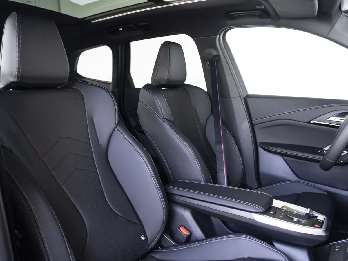 eDrive20 | M Sportpakket Pro | Premium Pack | Travel Pack | 19 inch | M Adaptief onderstel | Glazen panoramadak | Comfort Access | Driving Assistent Plus | Trekhaak