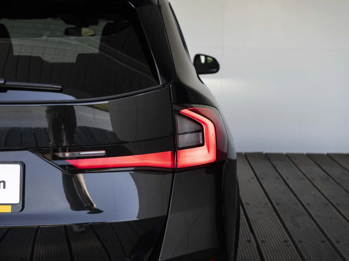 eDrive20 | M Sportpakket Pro | Premium Pack | Travel Pack | 19 inch | M Adaptief onderstel | Glazen panoramadak | Comfort Access | Driving Assistent Plus | Trekhaak
