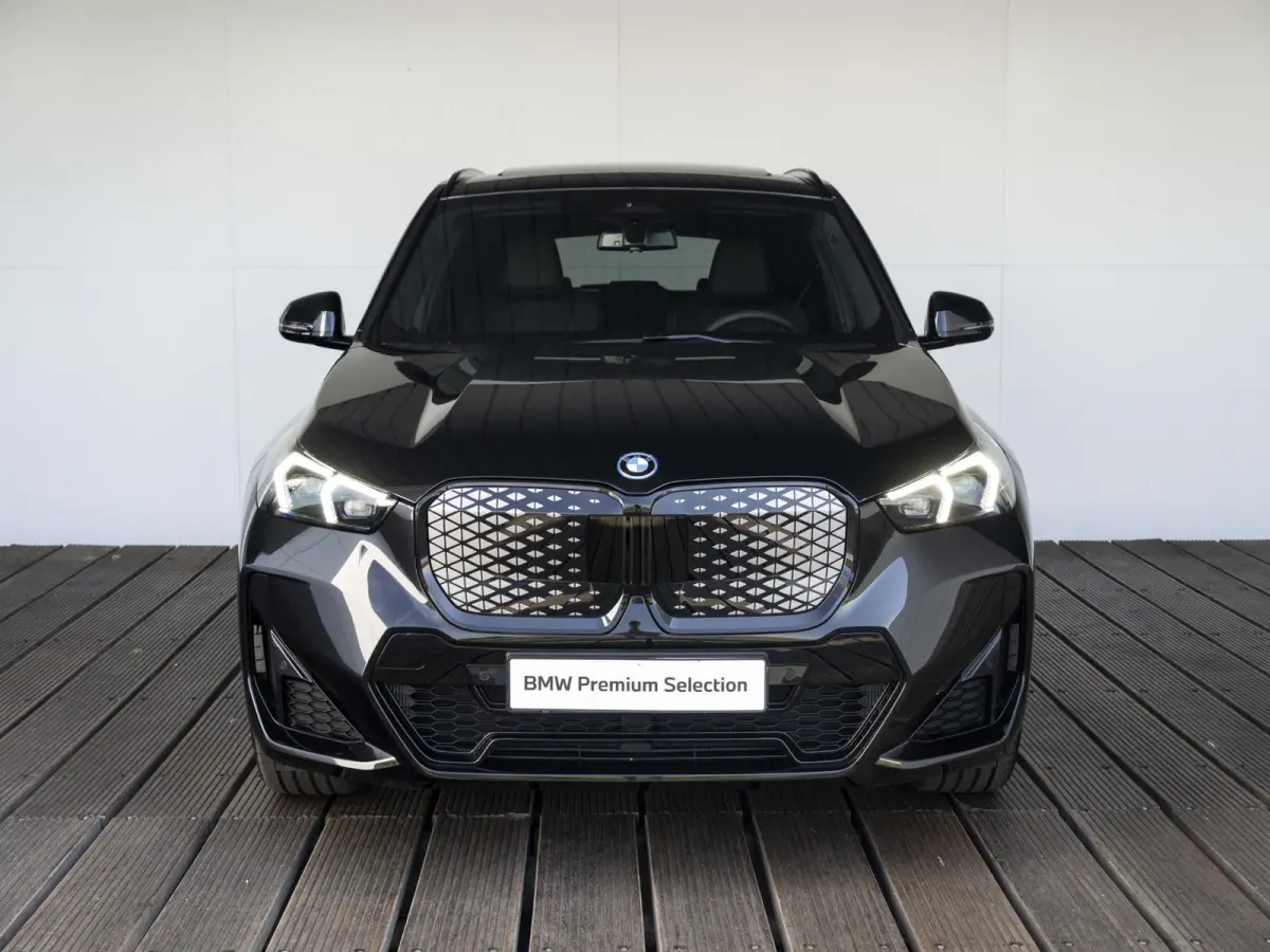 eDrive20 | M Sportpakket Pro | Premium Pack | Travel Pack | 19 inch | M Adaptief onderstel | Glazen panoramadak | Comfort Access | Driving Assistent Plus | Trekhaak