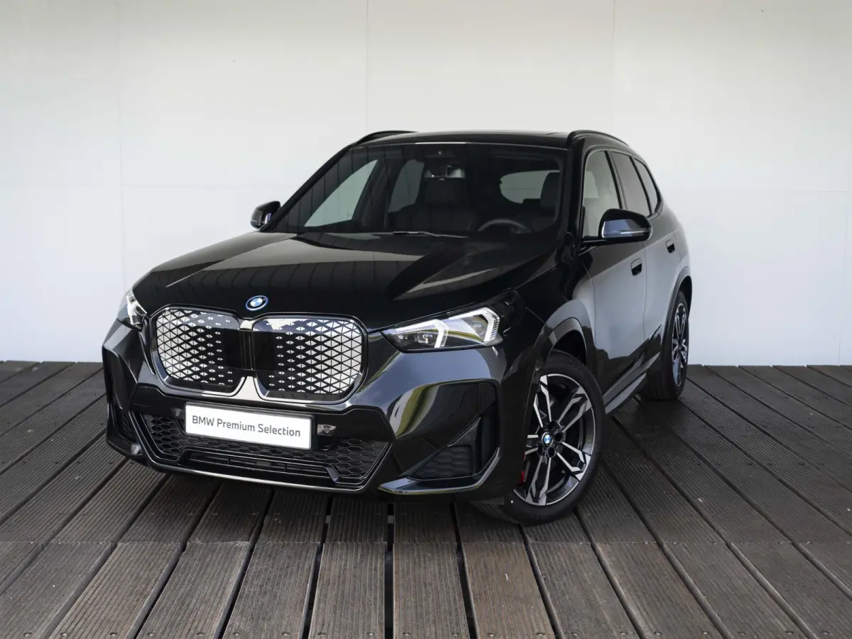eDrive20 | M Sportpakket Pro | Premium Pack | Travel Pack | 19 inch | M Adaptief onderstel | Glazen panoramadak | Comfort Access | Driving Assistent Plus | Trekhaak