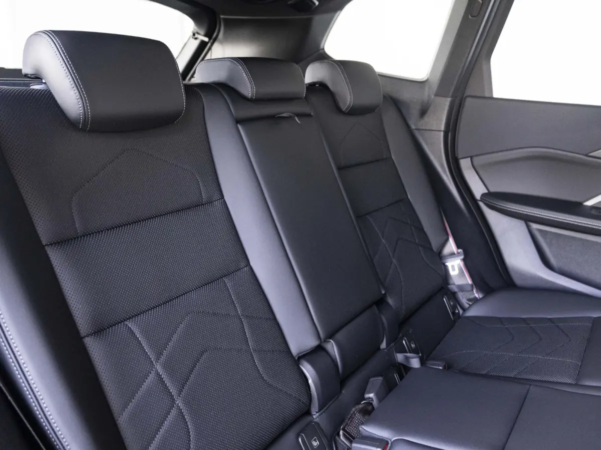 eDrive20 | M Sportpakket Pro | Premium Pack | Travel Pack | 19 inch | M Adaptief onderstel | Glazen panoramadak | Comfort Access | Driving Assistent Plus | Trekhaak