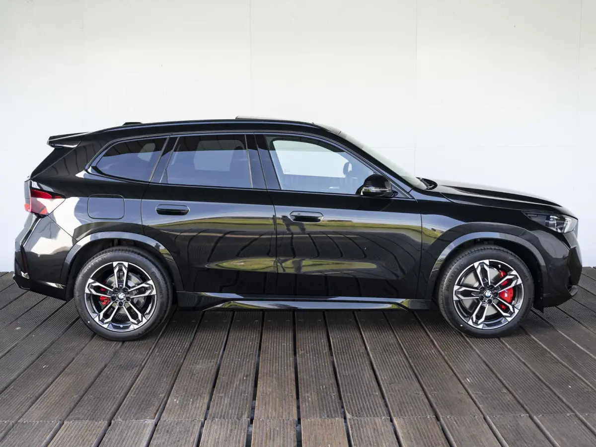 eDrive20 | M Sportpakket Pro | Premium Pack | Travel Pack | 19 inch | M Adaptief onderstel | Glazen panoramadak | Comfort Access | Driving Assistent Plus | Trekhaak