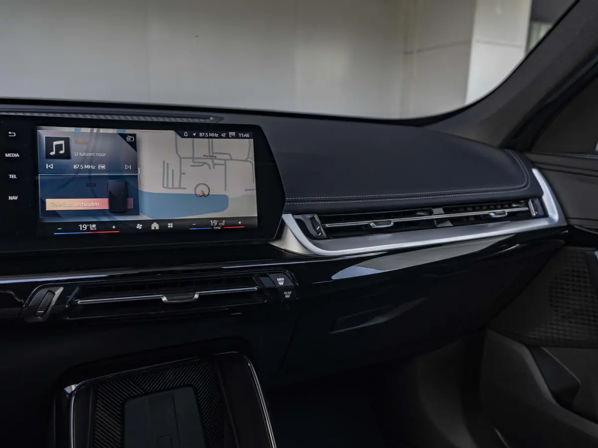 eDrive20 | M Sportpakket Pro | Premium Pack | Travel Pack | 19 inch | M Adaptief onderstel | Glazen panoramadak | Comfort Access | Driving Assistent Plus | Trekhaak