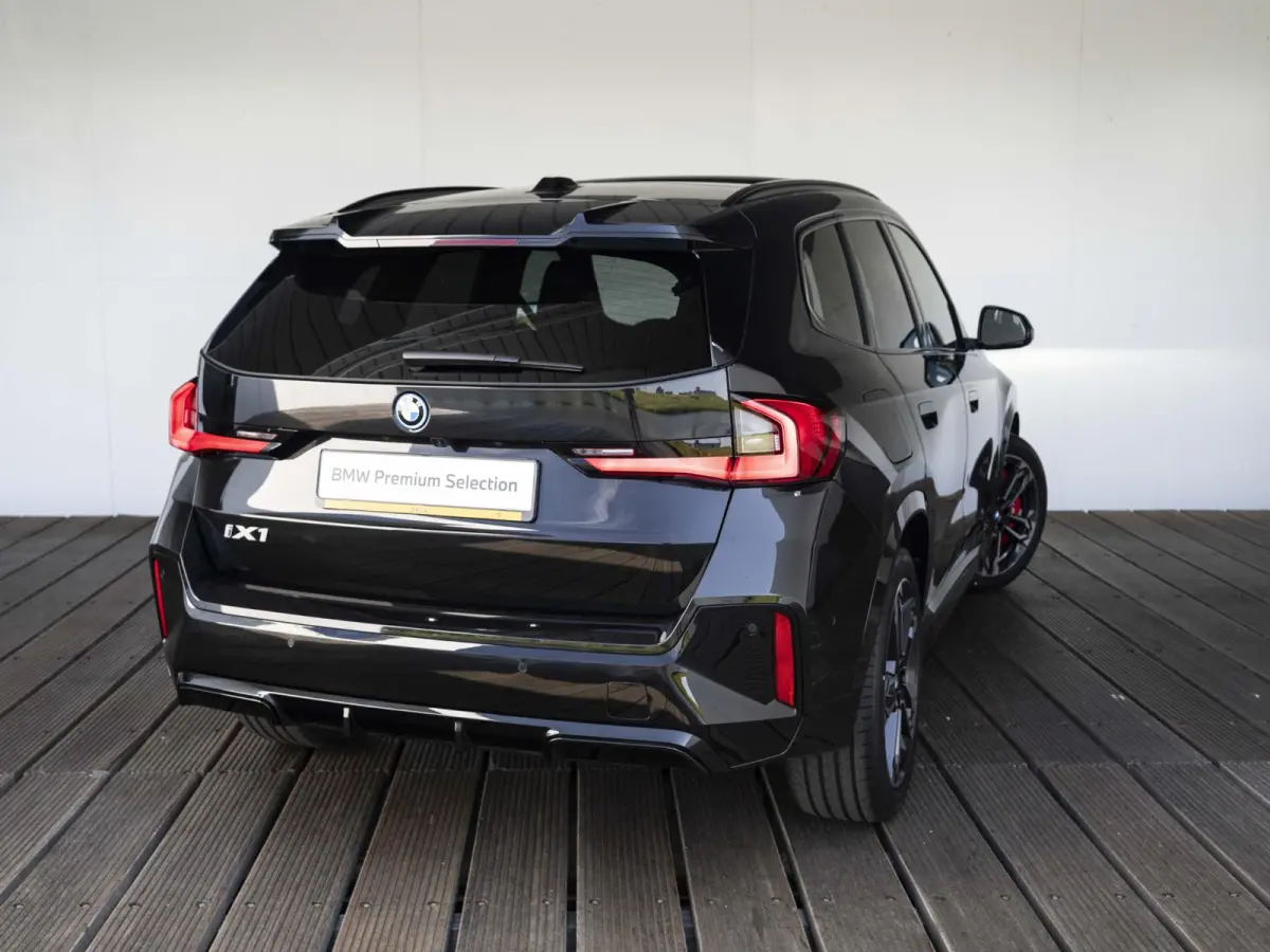eDrive20 | M Sportpakket Pro | Premium Pack | Travel Pack | 19 inch | M Adaptief onderstel | Glazen panoramadak | Comfort Access | Driving Assistent Plus | Trekhaak
