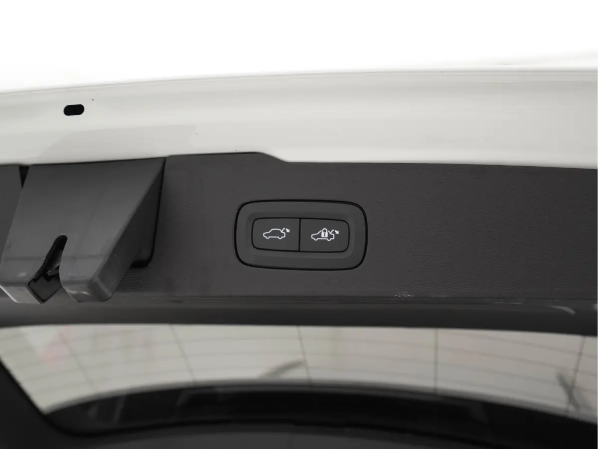 2.0 T6 Core Bright AWD (Plug-In) {SoH-97%} (INCL-BTW)  Aut. *FULL-LED | DIGI-COCKPIT | CAMERA | HEATED-COMFORTSEATS | KEYLESS | DAB | PRIVACY-GLASS | CARPLAY | NAVI-FULLMAP | TOWBAR | 18''AL