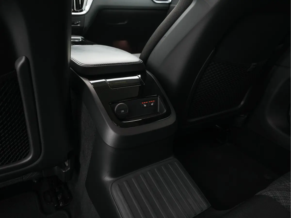 2.0 T6 Core Bright AWD (Plug-In) {SoH-97%} (INCL-BTW)  Aut. *FULL-LED | DIGI-COCKPIT | CAMERA | HEATED-COMFORTSEATS | KEYLESS | DAB | PRIVACY-GLASS | CARPLAY | NAVI-FULLMAP | TOWBAR | 18''AL