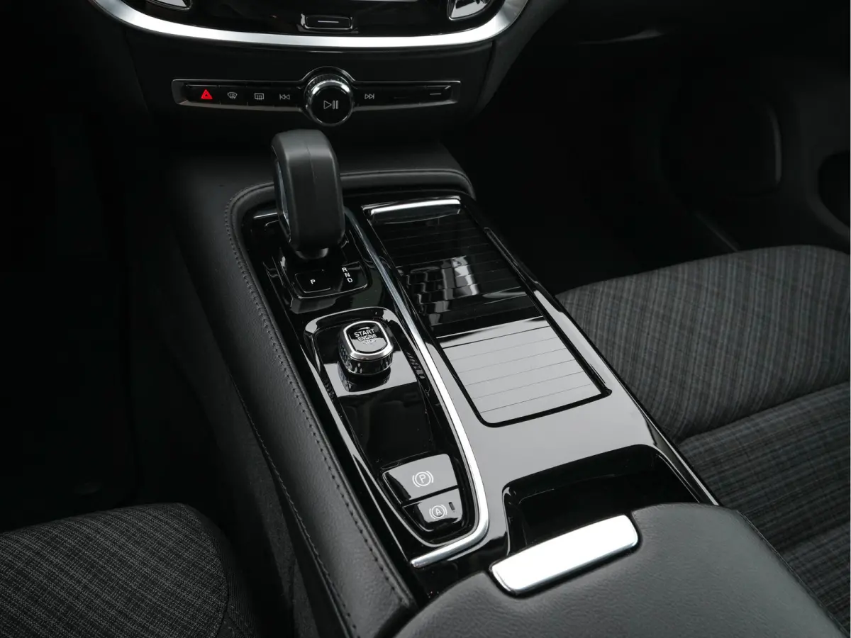 2.0 T6 Core Bright AWD (Plug-In) {SoH-97%} (INCL-BTW)  Aut. *FULL-LED | DIGI-COCKPIT | CAMERA | HEATED-COMFORTSEATS | KEYLESS | DAB | PRIVACY-GLASS | CARPLAY | NAVI-FULLMAP | TOWBAR | 18''AL