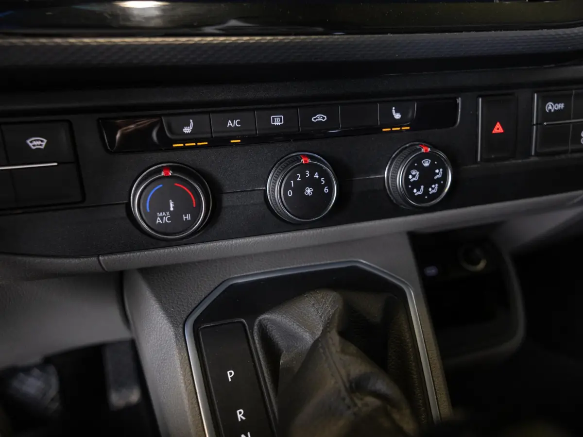 2.0 TDI L2H1 30 Bulli 75 Edition / 204pk / Achteruitrij camera / Stoelverwarming / Leder / Virtual cockpit /