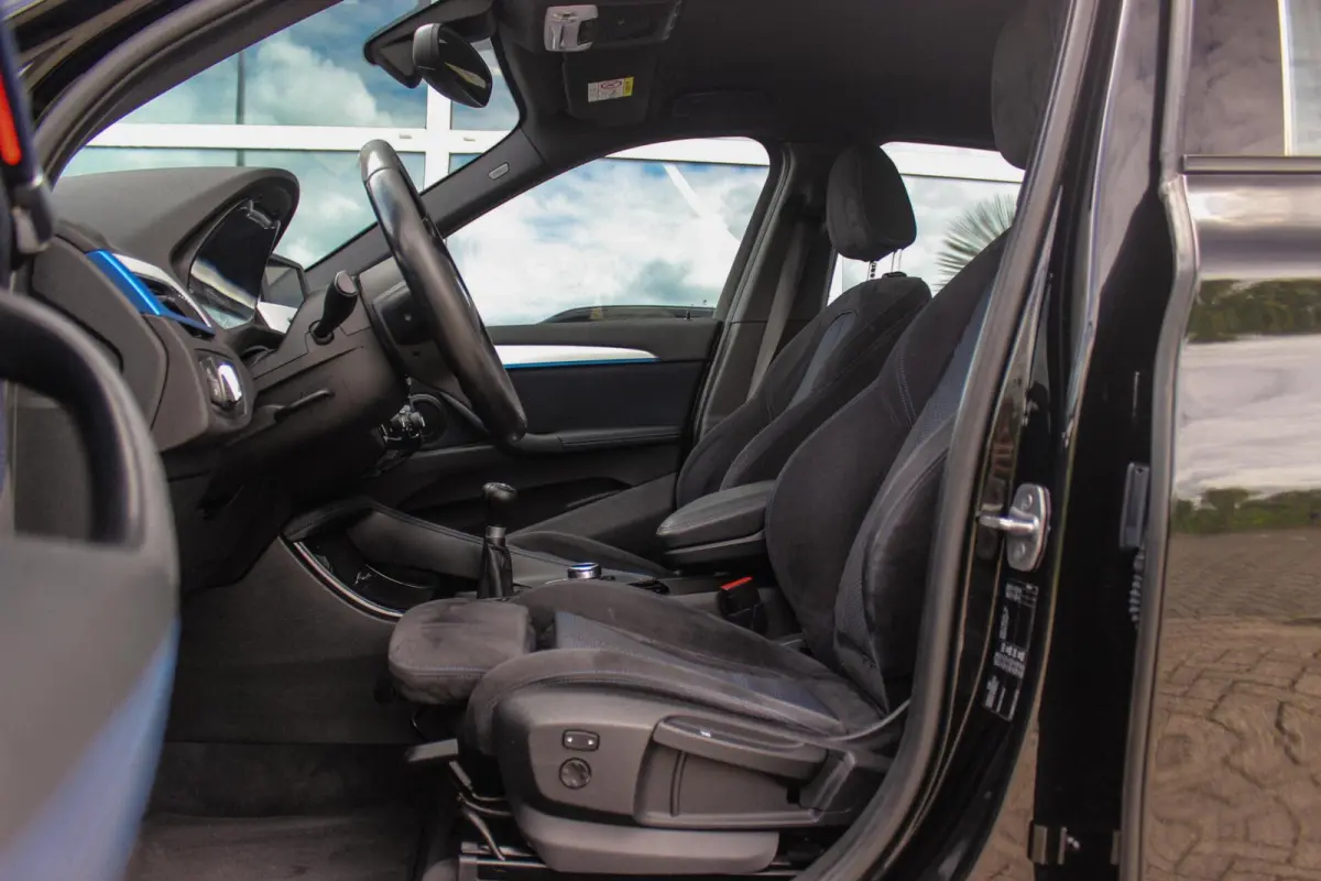sDrive18d Centennial High Executive M Sport | 2e eigenaar | Keyless entry | M Sportstuur | Cruise control | Shadow Line | Navigatie | Climate control | Bluetooth | Trekhaak
