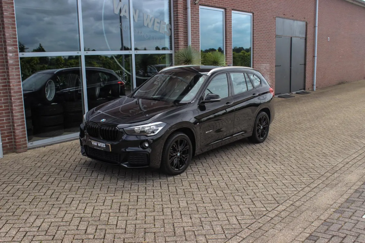 sDrive18d Centennial High Executive M Sport | 2e eigenaar | Keyless entry | M Sportstuur | Cruise control | Shadow Line | Navigatie | Climate control | Bluetooth | Trekhaak