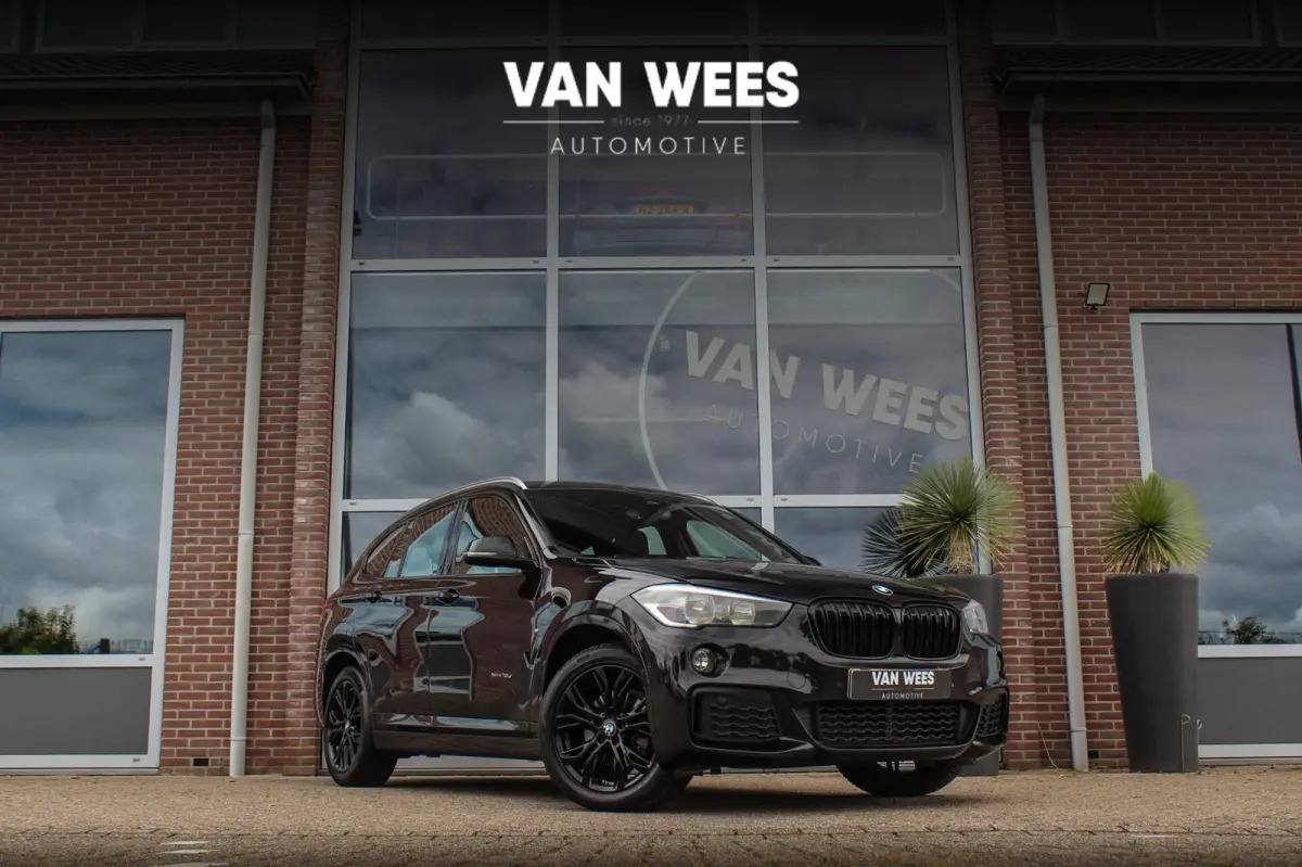 sDrive18d Centennial High Executive M Sport | 2e eigenaar | Keyless entry | M Sportstuur | Cruise control | Shadow Line | Navigatie | Climate control | Bluetooth | Trekhaak