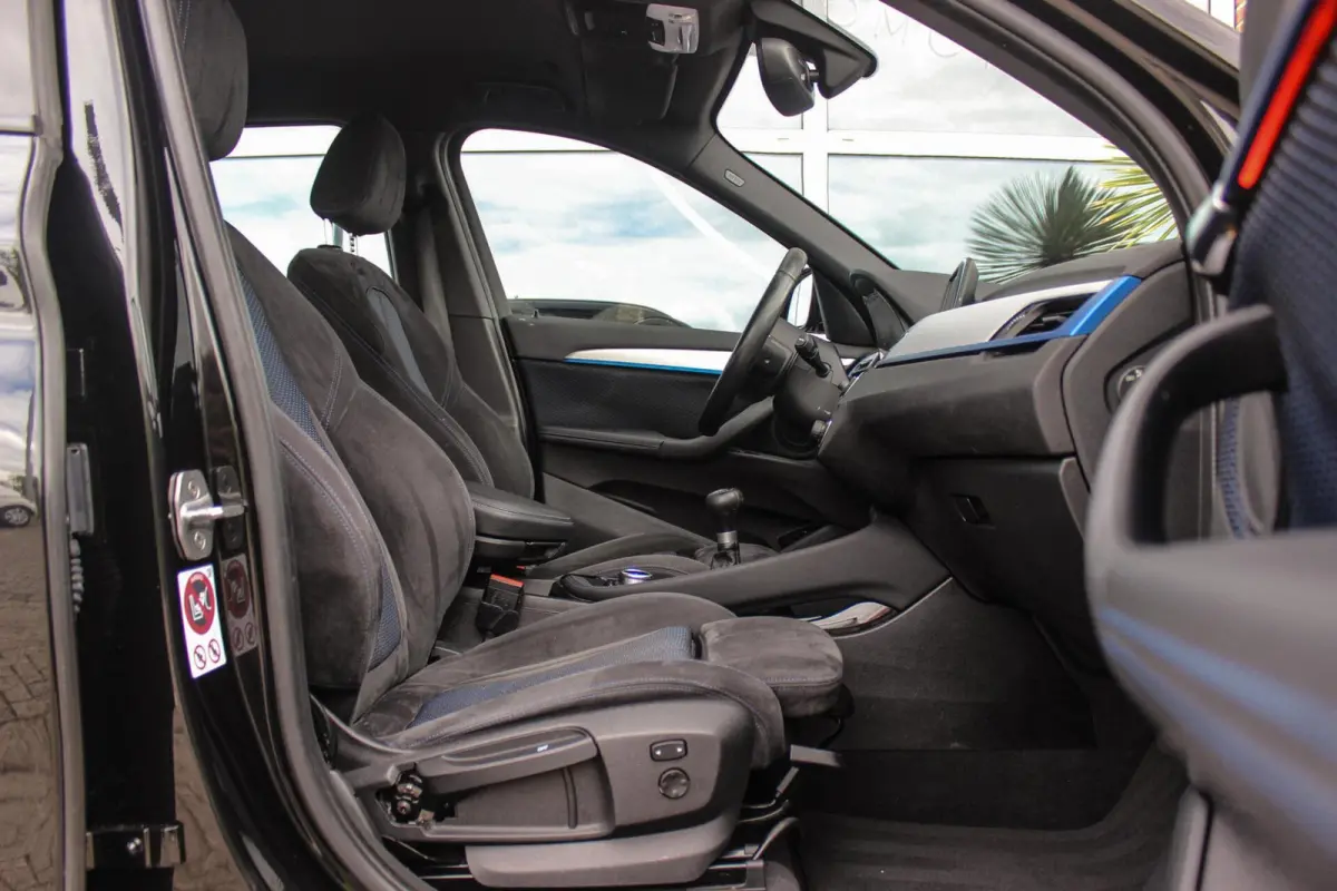 sDrive18d Centennial High Executive M Sport | 2e eigenaar | Keyless entry | M Sportstuur | Cruise control | Shadow Line | Navigatie | Climate control | Bluetooth | Trekhaak