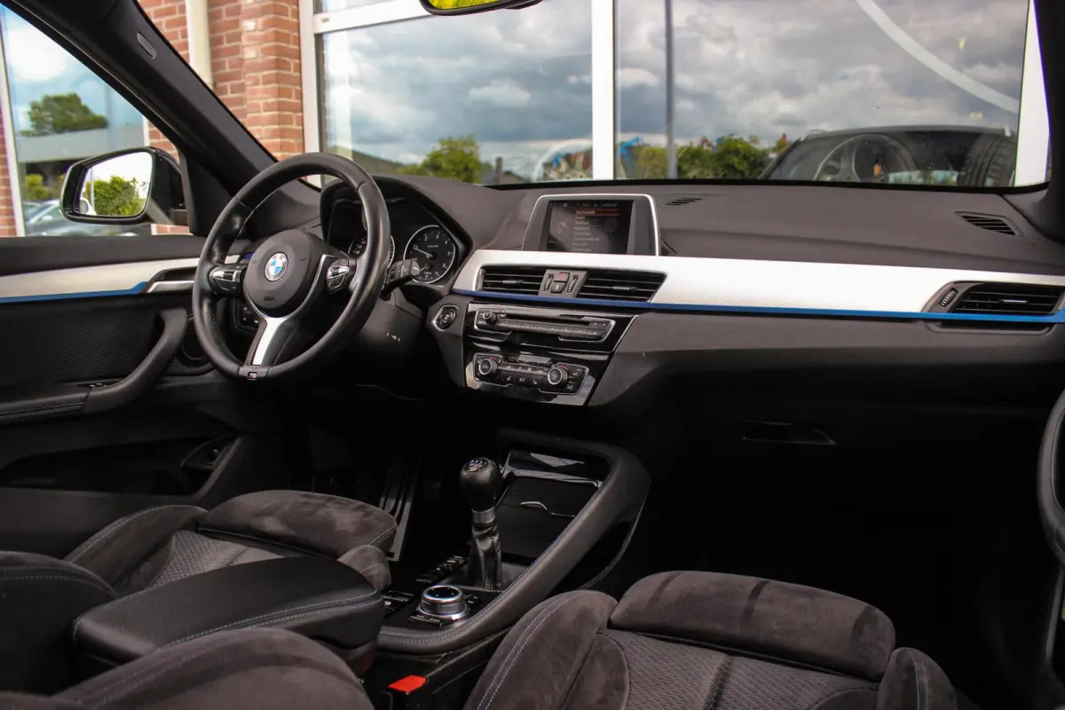 sDrive18d Centennial High Executive M Sport | 2e eigenaar | Keyless entry | M Sportstuur | Cruise control | Shadow Line | Navigatie | Climate control | Bluetooth | Trekhaak