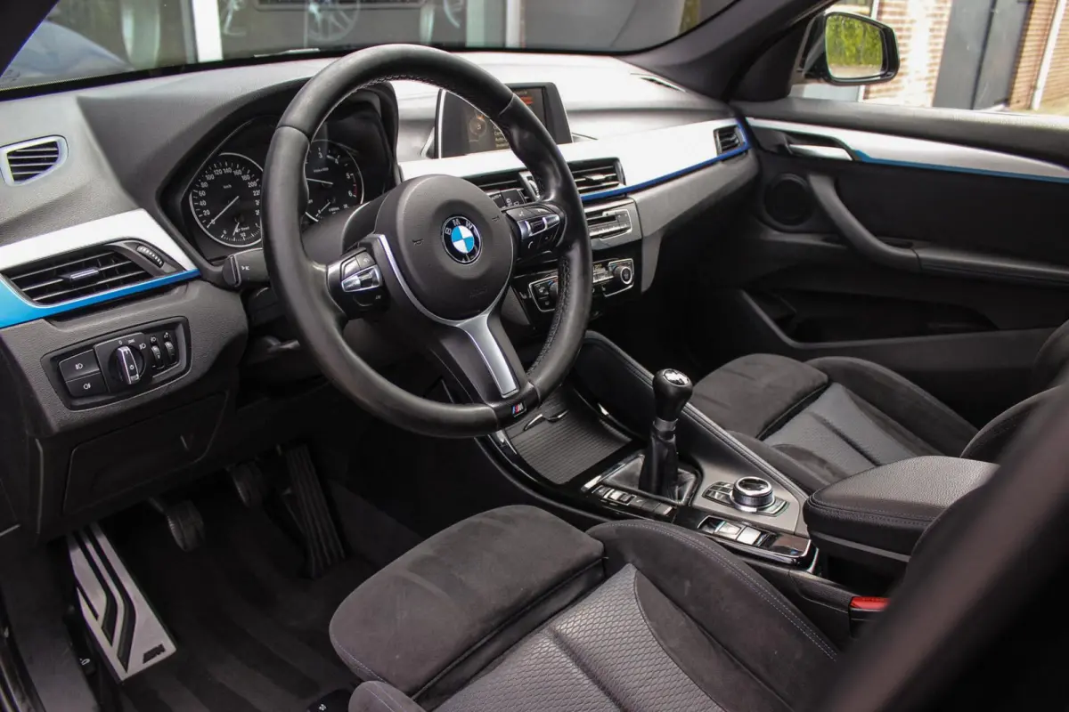 sDrive18d Centennial High Executive M Sport | 2e eigenaar | Keyless entry | M Sportstuur | Cruise control | Shadow Line | Navigatie | Climate control | Bluetooth | Trekhaak