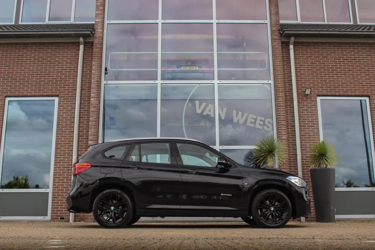 sDrive18d Centennial High Executive M Sport | 2e eigenaar | Keyless entry | M Sportstuur | Cruise control | Shadow Line | Navigatie | Climate control | Bluetooth | Trekhaak