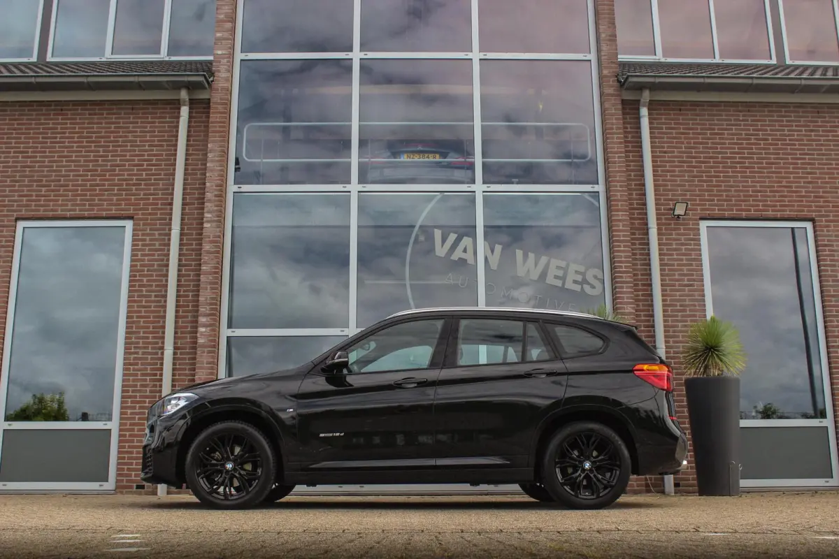 sDrive18d Centennial High Executive M Sport | 2e eigenaar | Keyless entry | M Sportstuur | Cruise control | Shadow Line | Navigatie | Climate control | Bluetooth | Trekhaak