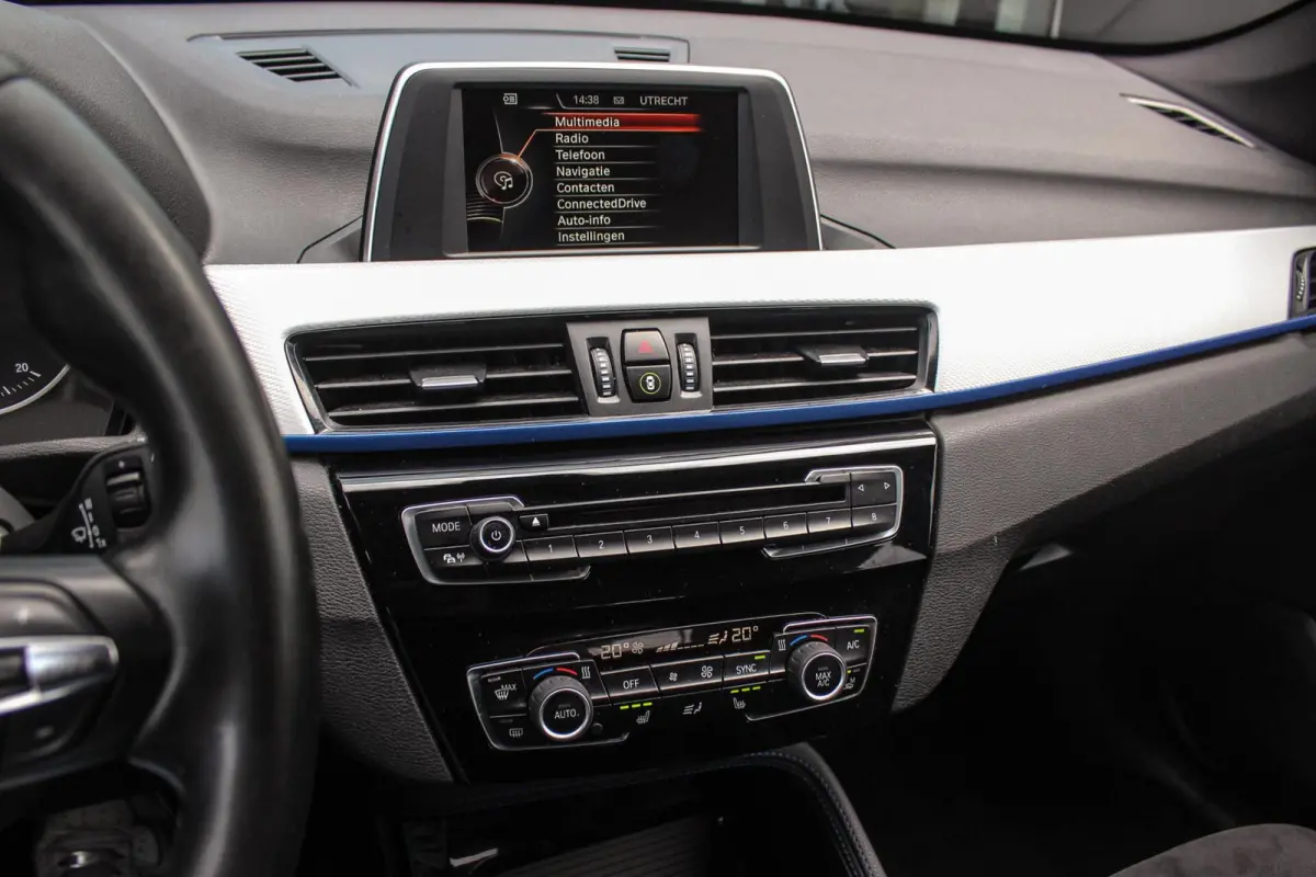 sDrive18d Centennial High Executive M Sport | 2e eigenaar | Keyless entry | M Sportstuur | Cruise control | Shadow Line | Navigatie | Climate control | Bluetooth | Trekhaak
