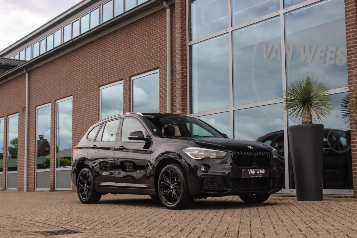 sDrive18d Centennial High Executive M Sport | 2e eigenaar | Keyless entry | M Sportstuur | Cruise control | Shadow Line | Navigatie | Climate control | Bluetooth | Trekhaak