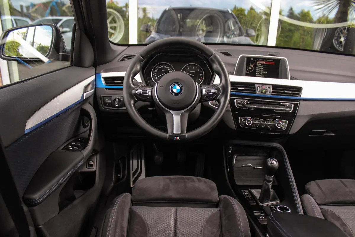 sDrive18d Centennial High Executive M Sport | 2e eigenaar | Keyless entry | M Sportstuur | Cruise control | Shadow Line | Navigatie | Climate control | Bluetooth | Trekhaak