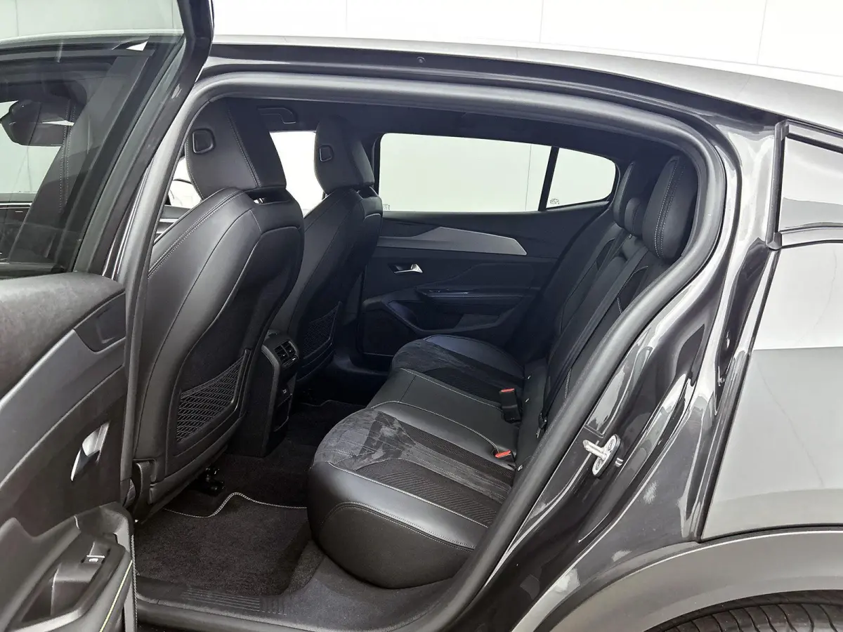 GT 130pk Automaat | Lage kilometerstand | Navigatie | Achteruitrijcamera | Matrix LED koplampen | Leder/Alcantara | Handsfree Achterklep | Adaptieve Cruise Control | Keyless | Stoel- en stuu