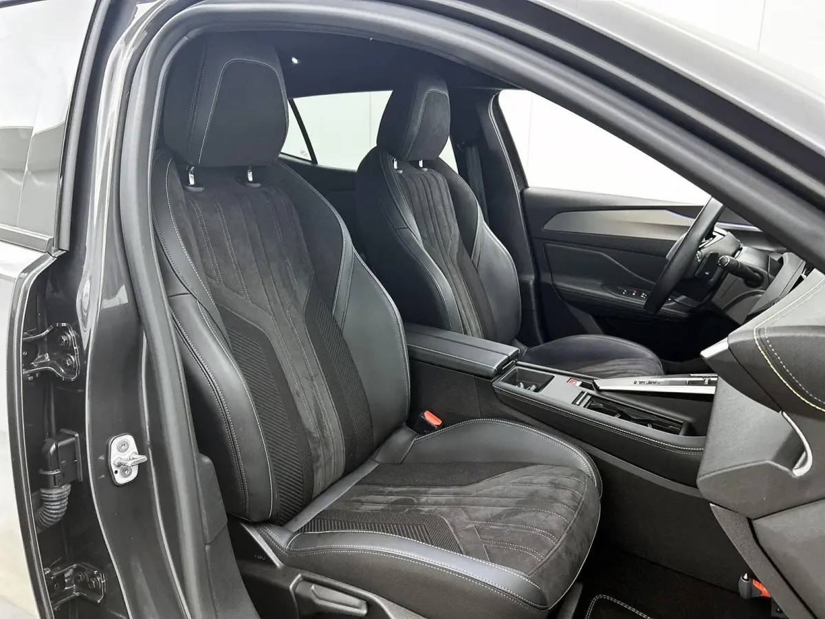 GT 130pk Automaat | Lage kilometerstand | Navigatie | Achteruitrijcamera | Matrix LED koplampen | Leder/Alcantara | Handsfree Achterklep | Adaptieve Cruise Control | Keyless | Stoel- en stuu