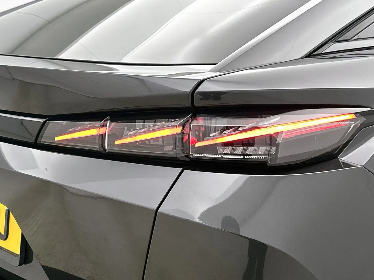 GT 130pk Automaat | Lage kilometerstand | Navigatie | Achteruitrijcamera | Matrix LED koplampen | Leder/Alcantara | Handsfree Achterklep | Adaptieve Cruise Control | Keyless | Stoel- en stuu