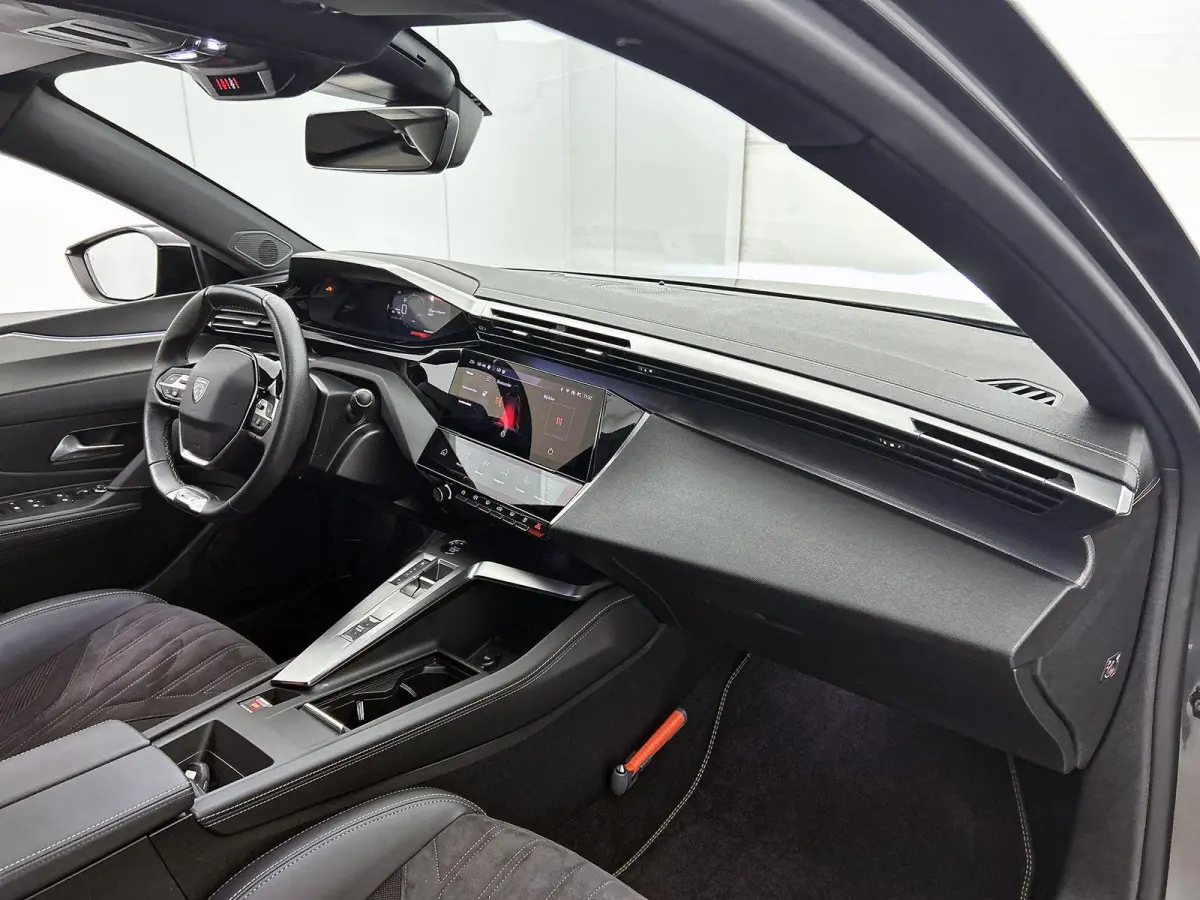 GT 130pk Automaat | Lage kilometerstand | Navigatie | Achteruitrijcamera | Matrix LED koplampen | Leder/Alcantara | Handsfree Achterklep | Adaptieve Cruise Control | Keyless | Stoel- en stuu