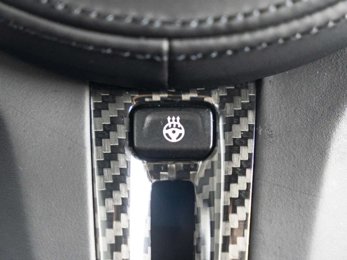 M2 | M Driver's Pack | M Drive Professional | AKRAPOVIC Uitlaatsysteem | M Adaptief onderstel | M Compound remsysteem Rot | Carbon fibre dak | Active Cruise Control | Harman Kardon