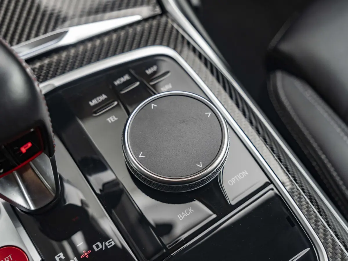 M2 | M Driver's Pack | M Drive Professional | AKRAPOVIC Uitlaatsysteem | M Adaptief onderstel | M Compound remsysteem Rot | Carbon fibre dak | Active Cruise Control | Harman Kardon